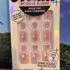 Olive & June Pressies Kids Tweens Press On Nails Cool in Chrome French S/M Round